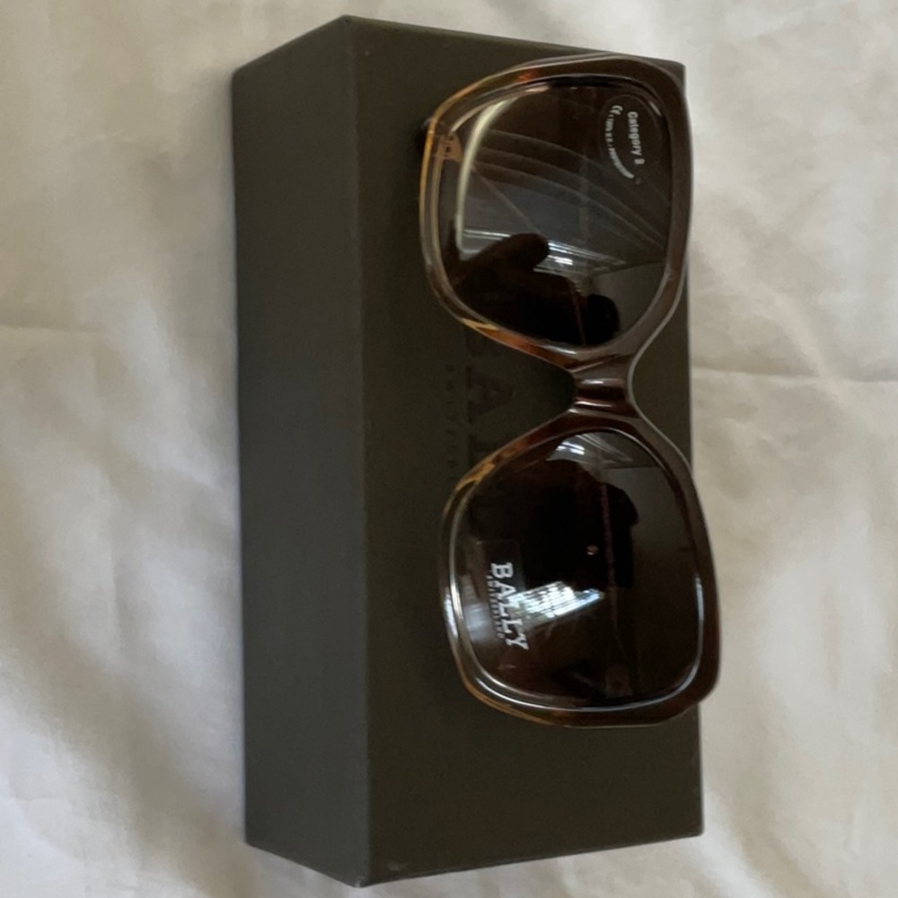 Bally sunglass brown color